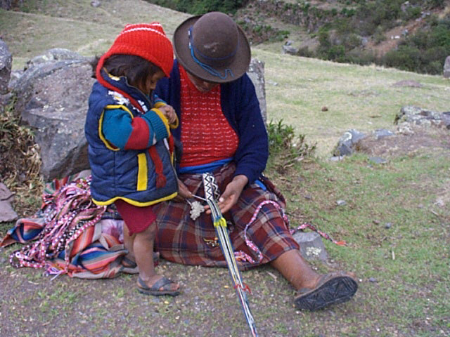 Pisac Weberin m.Kind 16.12.03.jpg - pisac, bandweberin mit kind